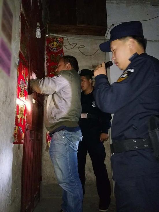 河北粗心妈妈误将幼女锁家中 民警全城寻开锁师傅开门